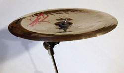 cymbale chinoise montée sur un pied (stand)